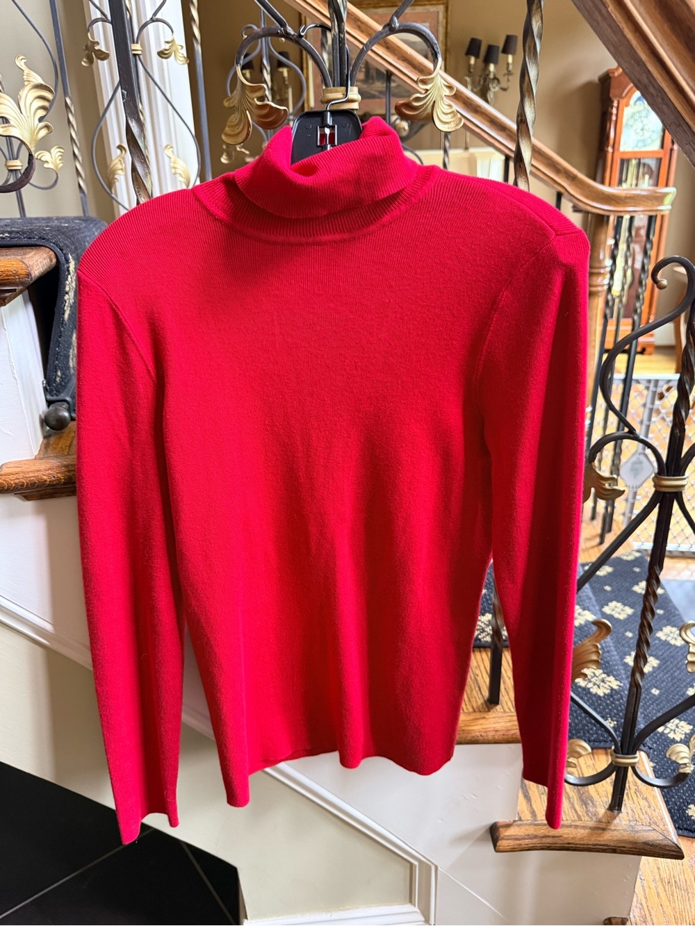 Chico’s Red Turtle Neck. Size 1 Rayon/Polyester. 
GUC